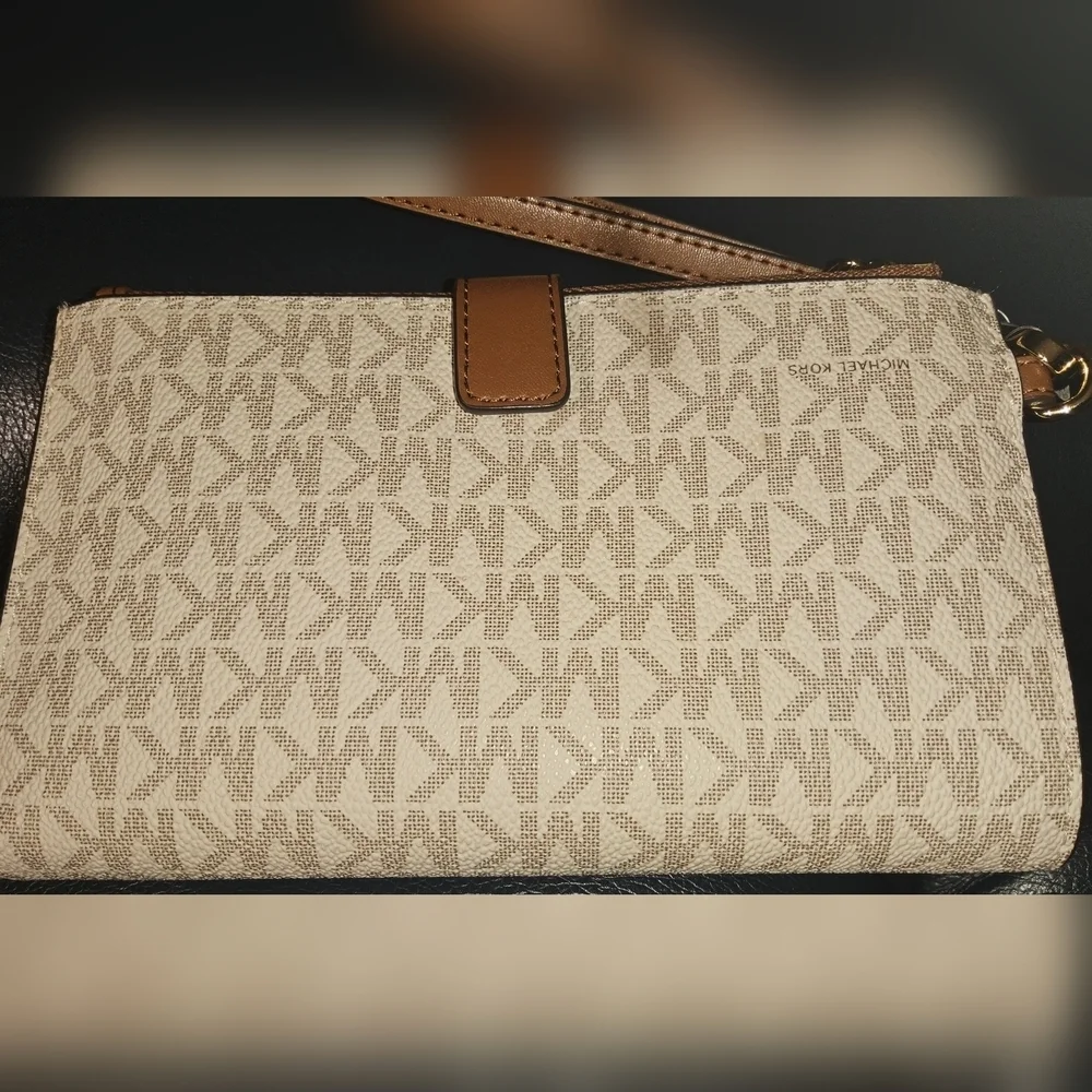 Michael Kors Beige Jet Set Travel Signature Logo Smartphone Wallet NWT